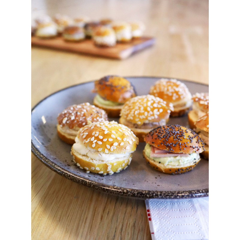 ❄️BURGARD - PETITES BOUCHEES BRETZEL 28PCS : 7x BRETZEL SESAME/POULET/PARMESAN - 7x BRETZEL PAVOT/JAMBON CUIT/PESTO - 7x BRETZEL CEREALES CONCASSEES/SAUMON FUME/ANETH - 7x BRETZEL SESAME/COTE/TOMATES