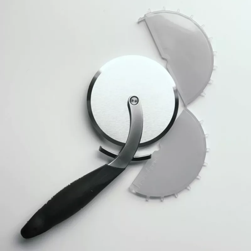 MICROPLANE PIZZA-ROULETTE PRO 9 CM MET INTEGRALE DEEGSTEKKER 10,5 CM