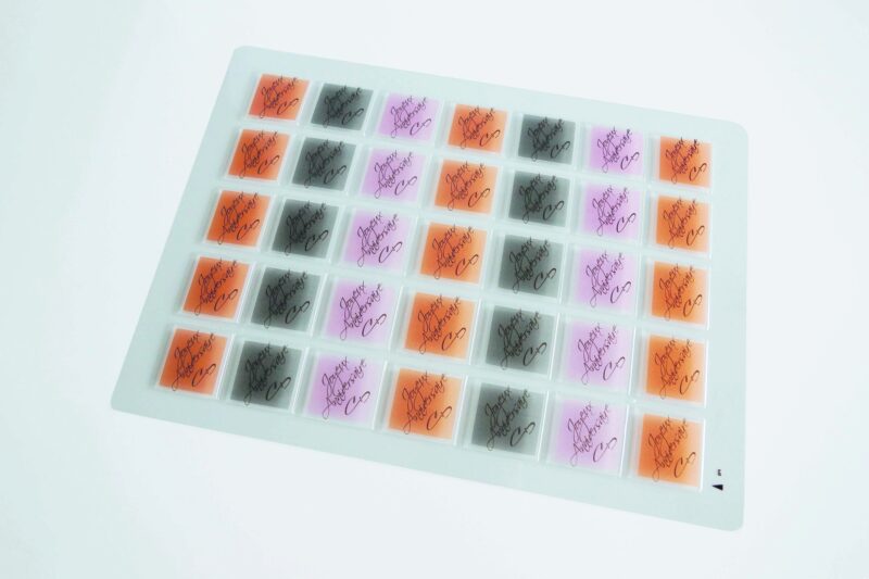 065279 PCB VIERKANTE BLISTERS GELUKKIGE VERJAARDAG 3 ONTWERPEN 70 EMP 4,5 CM 2 STUKS ***S/CD***