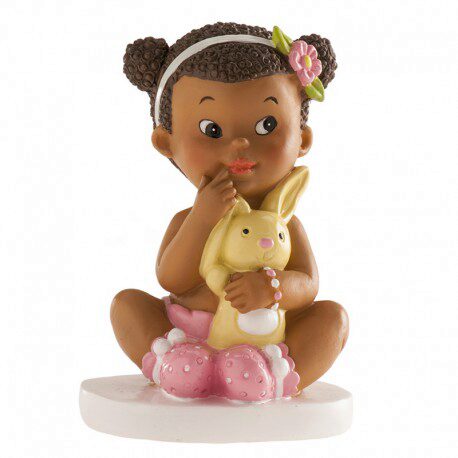 FIGURINE BEBE FILLE METISSE ASSIS AVEC PELUCHE