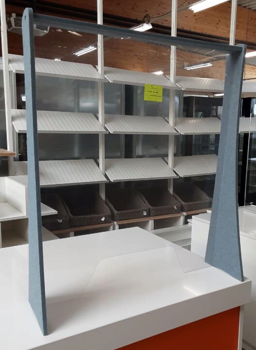 PVC-SCHERMBESCHERMING, 1 MM DIK, 80 CM BASIS, 95 CM HOOG, OP GRIJZE OF WITTE VILTVOETEN