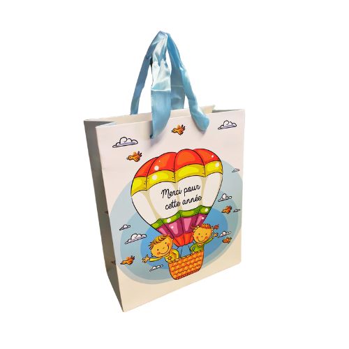 [61700534] SCHOOLTAS IN DE VORM VAN EEN HETELUCHTBALLON "MERCI POUR CETTE ANNEE" 18X8XH22CM