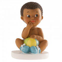 [70409946] FIGURINE BEBE GARCON ASSIS AVEC PELUCHE